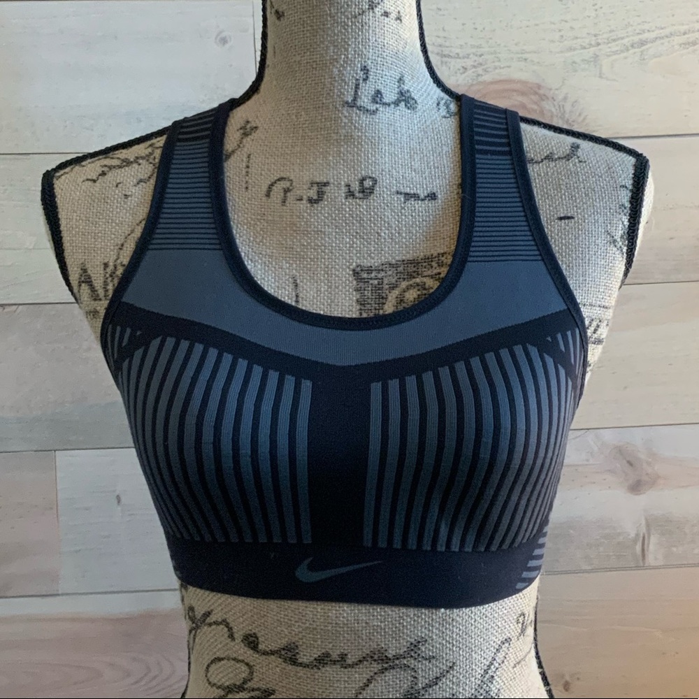 Nike FE/NOM Flyknit Sports Bra - Gray and Black